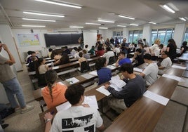 Alumnos en el último examen de la PAU en Salamanca.
