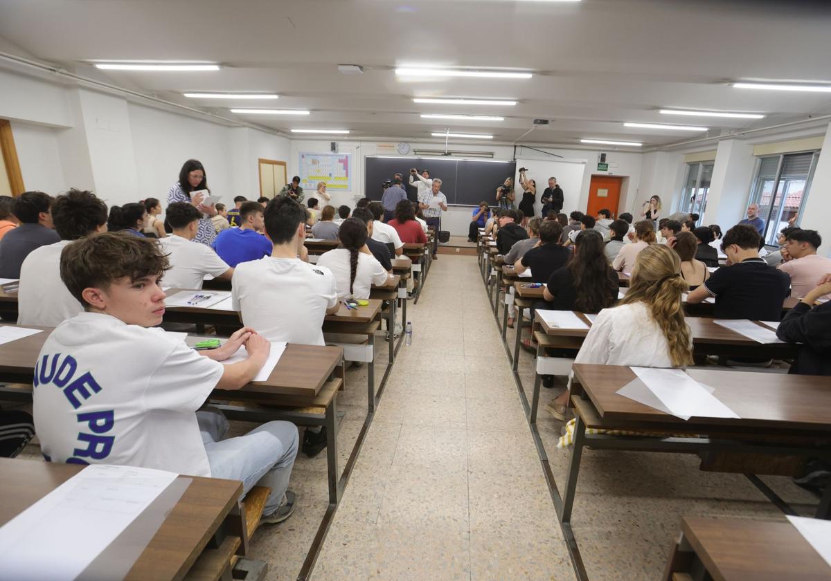 Alumnos en el último examen de la PAU en Salamanca.