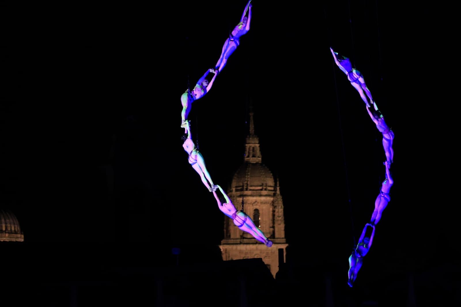 Un fascinante ballet flotante sobre la Plaza Mayor de Salamanca asombra a miles de asistentes