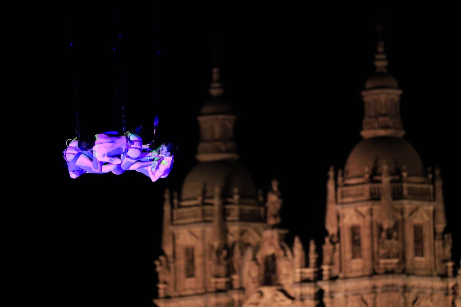 Un fascinante ballet flotante sobre la Plaza Mayor de Salamanca asombra a miles de asistentes
