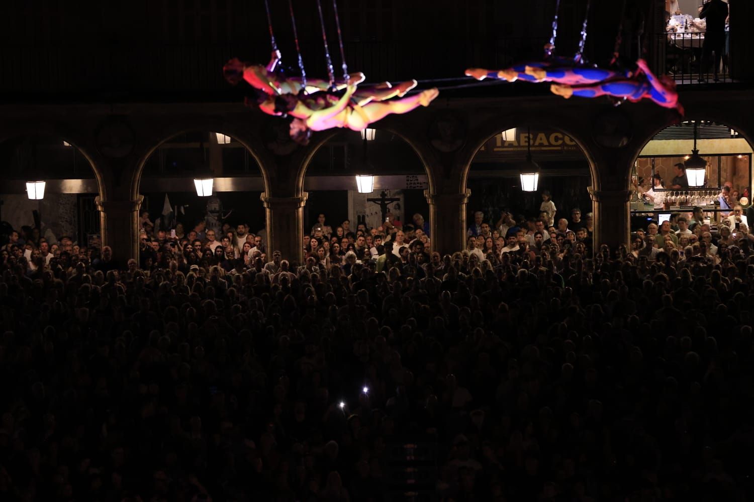Un fascinante ballet flotante sobre la Plaza Mayor de Salamanca asombra a miles de asistentes
