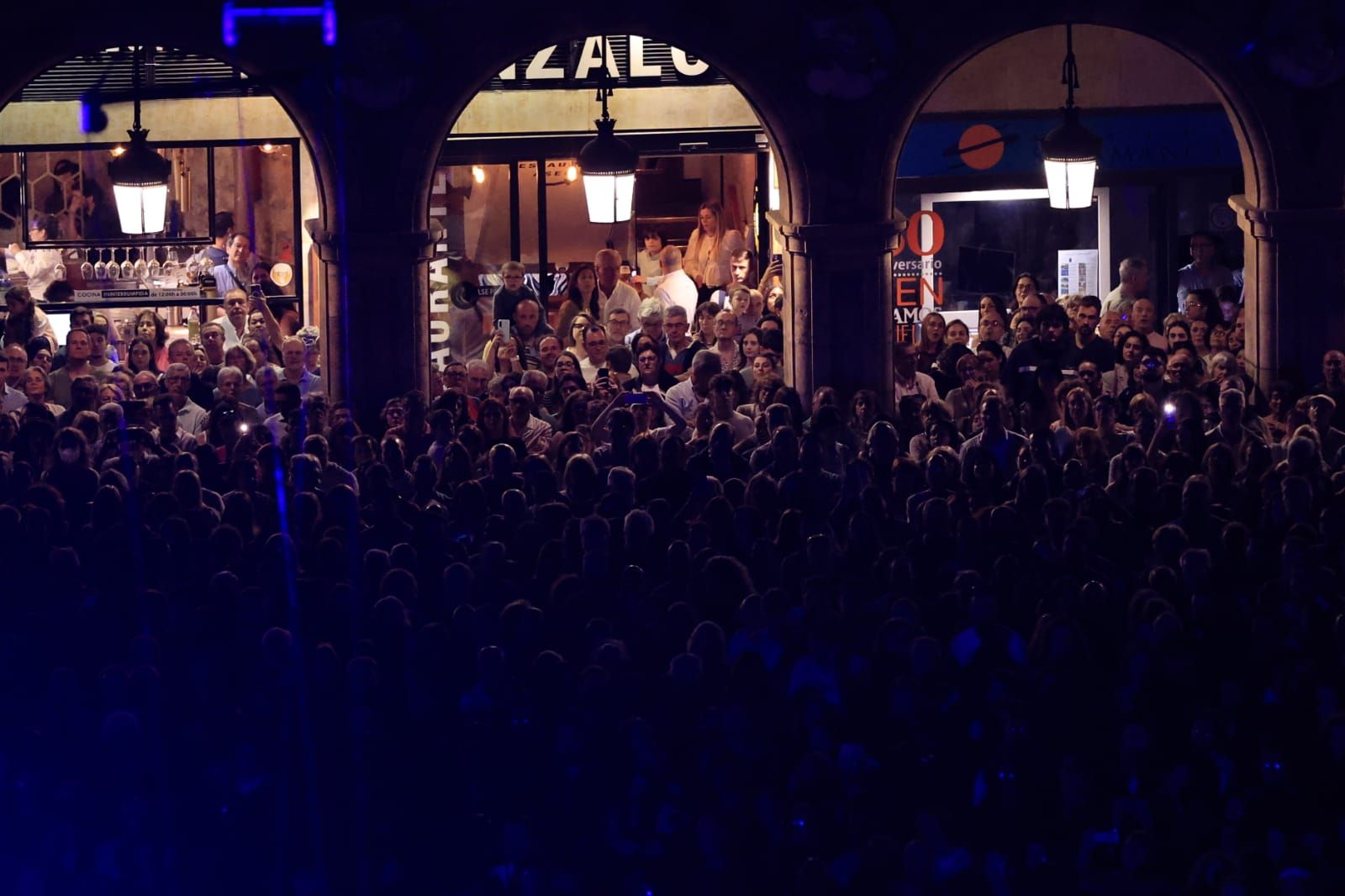 Un fascinante ballet flotante sobre la Plaza Mayor de Salamanca asombra a miles de asistentes