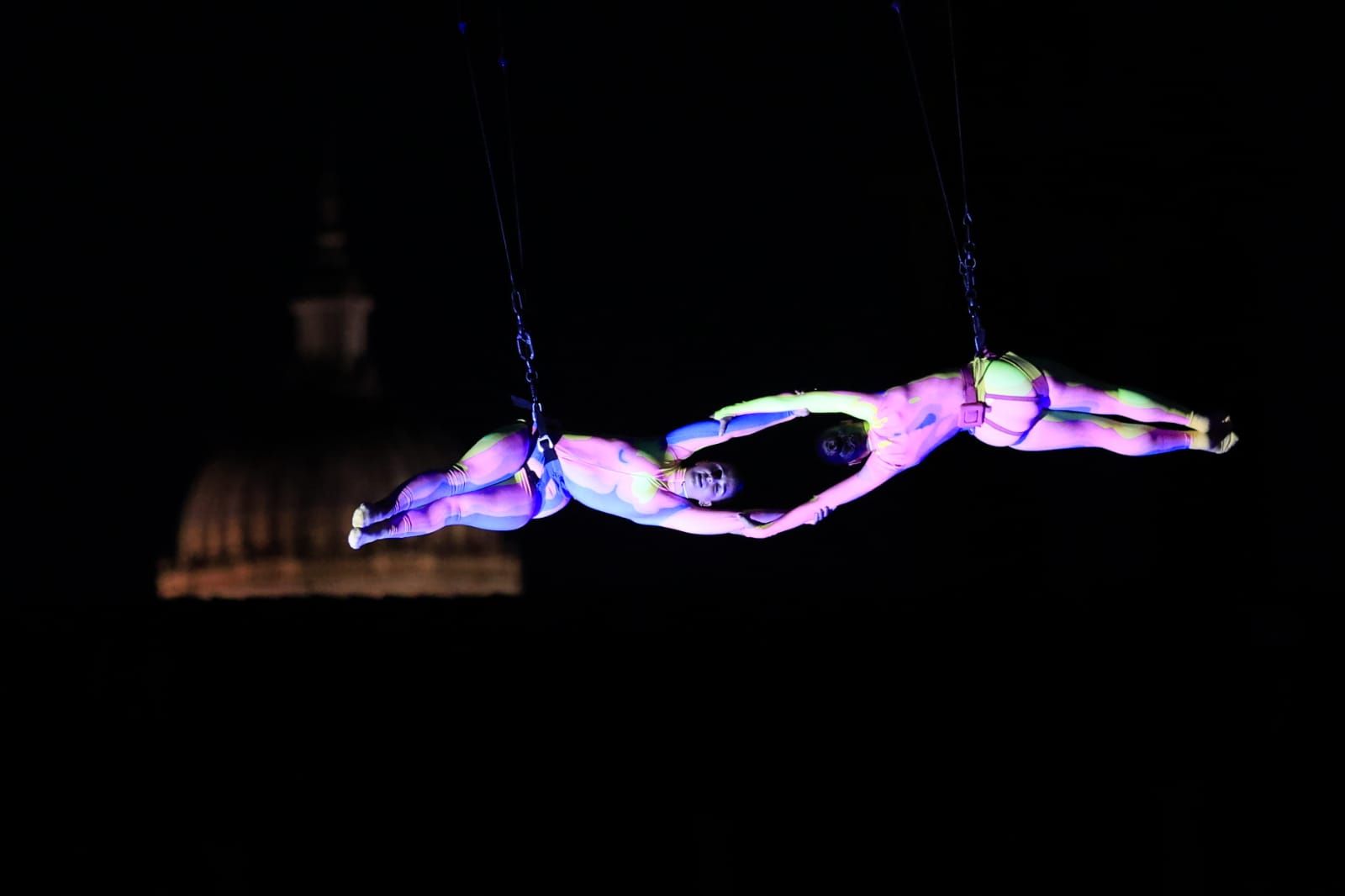 Un fascinante ballet flotante sobre la Plaza Mayor de Salamanca asombra a miles de asistentes