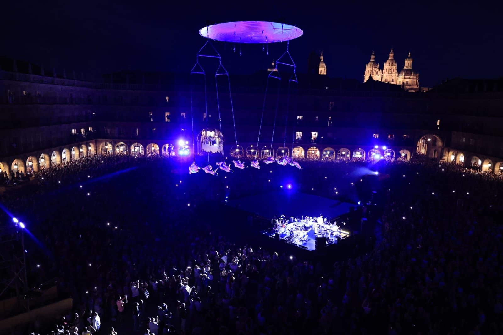 Un fascinante ballet flotante sobre la Plaza Mayor de Salamanca asombra a miles de asistentes