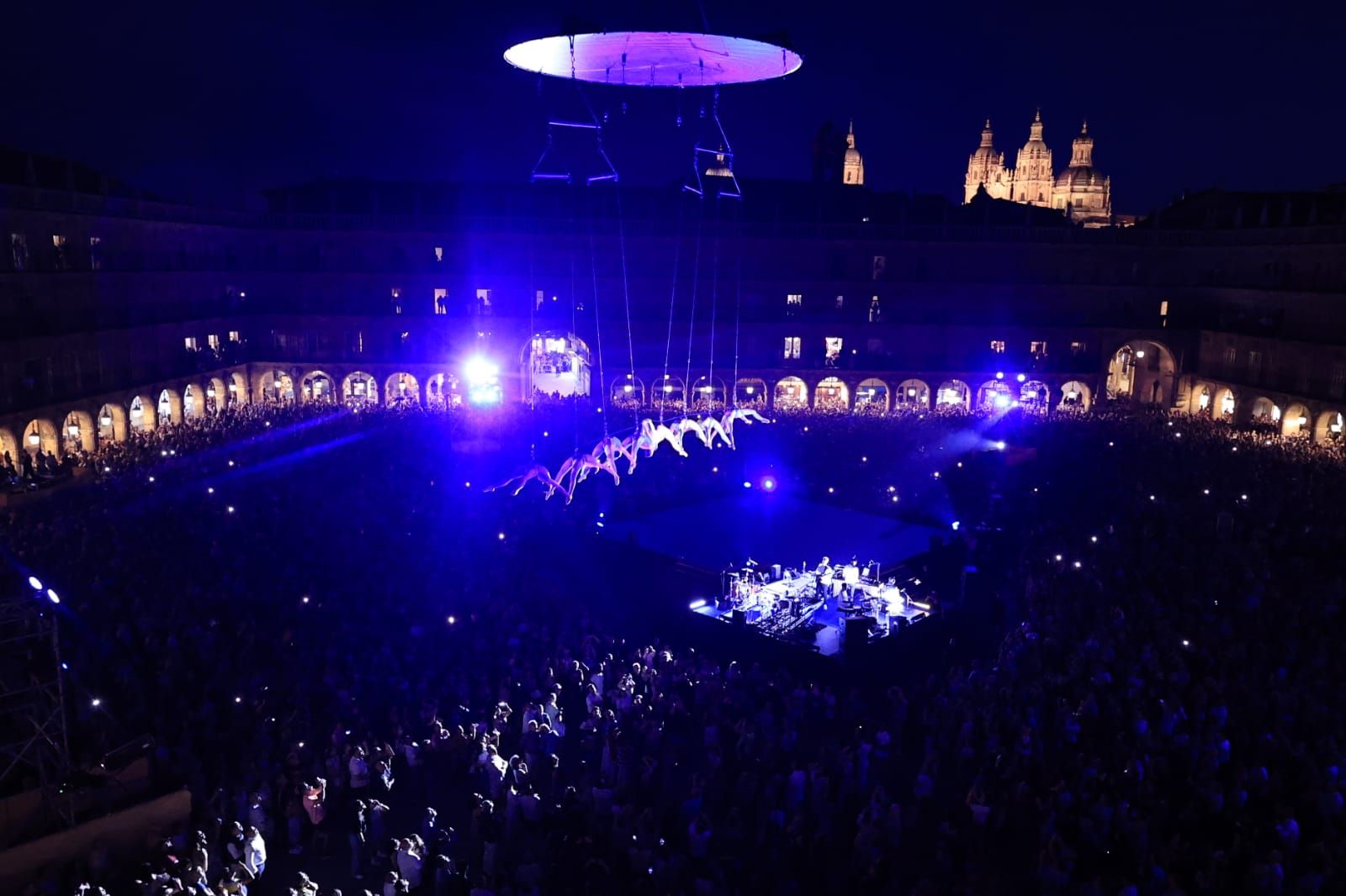 Un fascinante ballet flotante sobre la Plaza Mayor de Salamanca asombra a miles de asistentes
