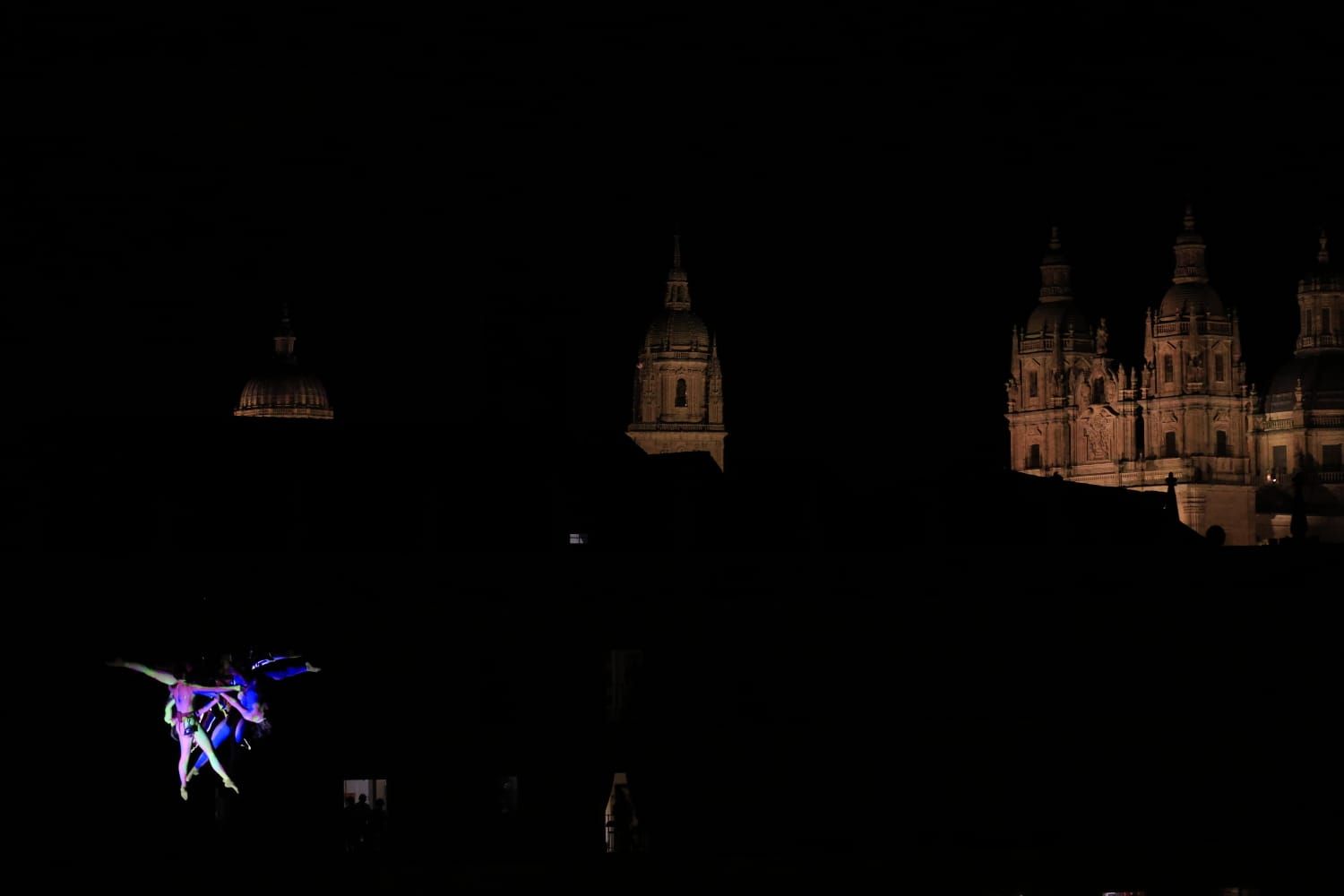 Un fascinante ballet flotante sobre la Plaza Mayor de Salamanca asombra a miles de asistentes