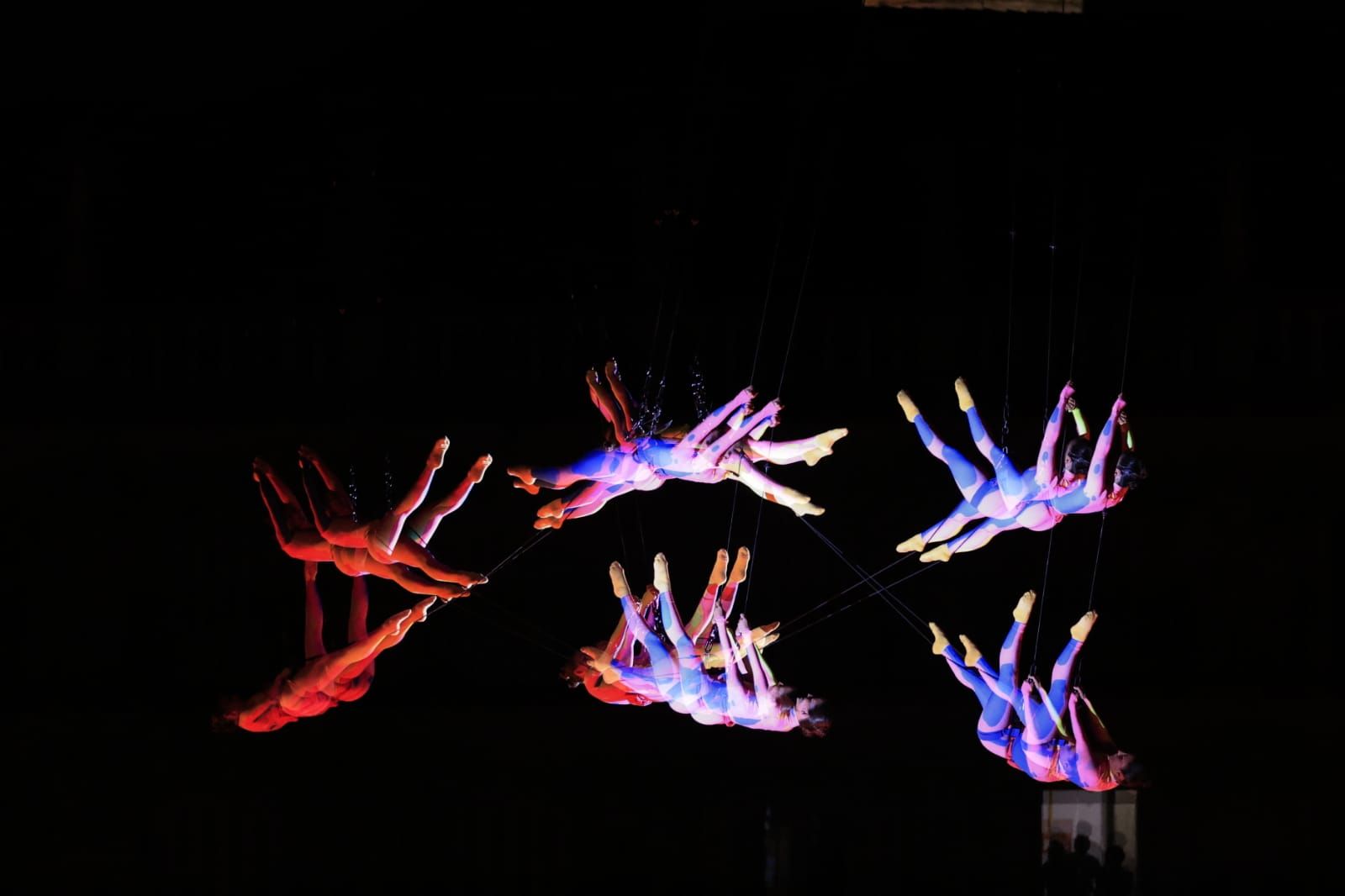 Un fascinante ballet flotante sobre la Plaza Mayor de Salamanca asombra a miles de asistentes