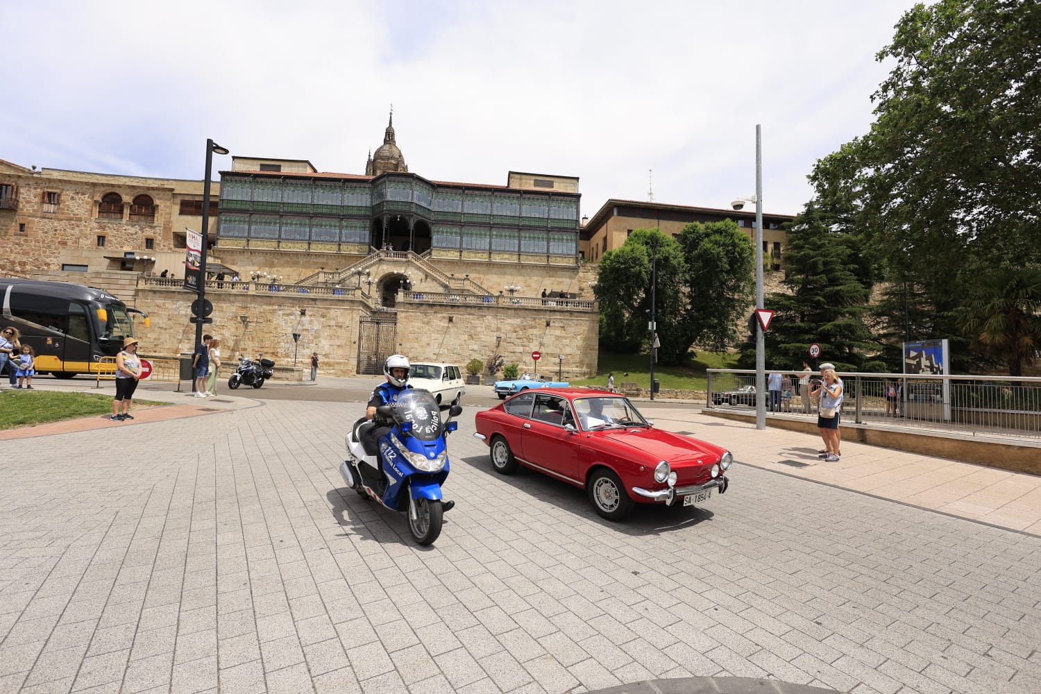 Los coches clásicos no fallan a su cita en las Fiestas de San Juan de Sahagún