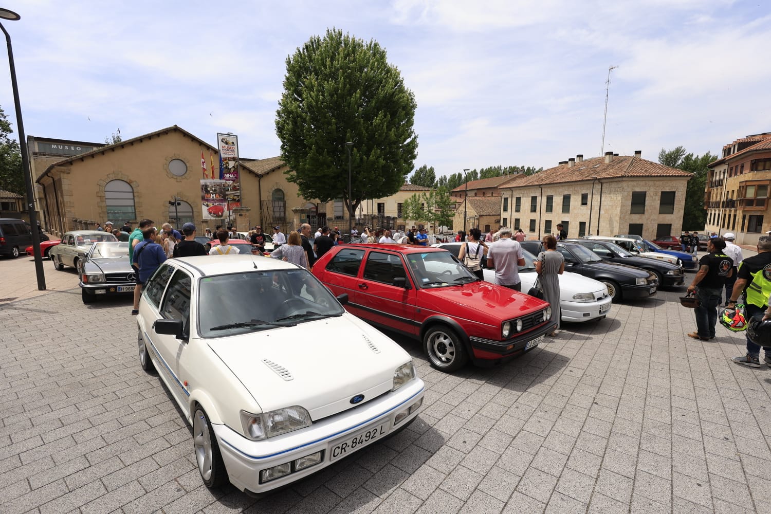 Los coches clásicos no fallan a su cita en las Fiestas de San Juan de Sahagún
