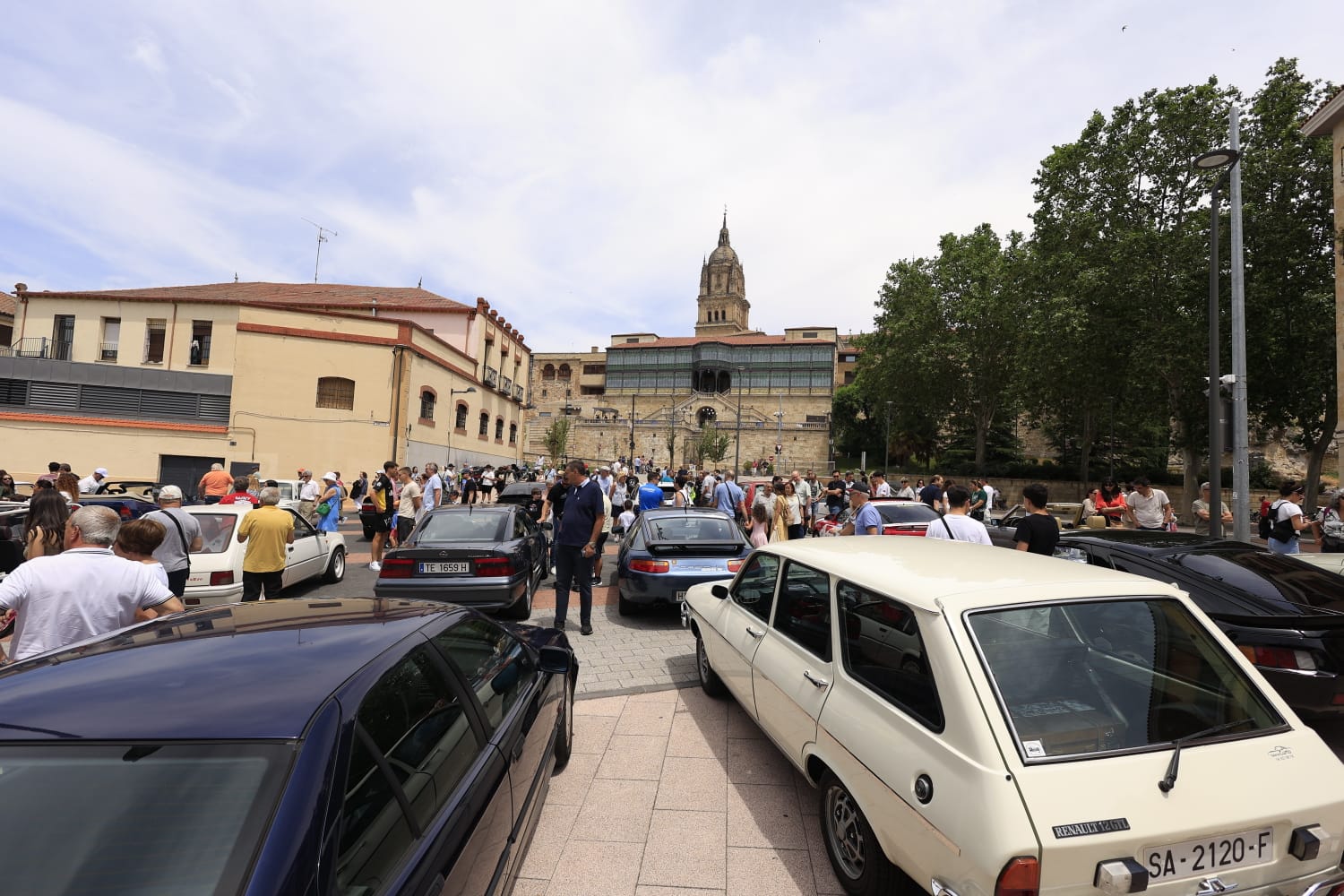 Los coches clásicos no fallan a su cita en las Fiestas de San Juan de Sahagún