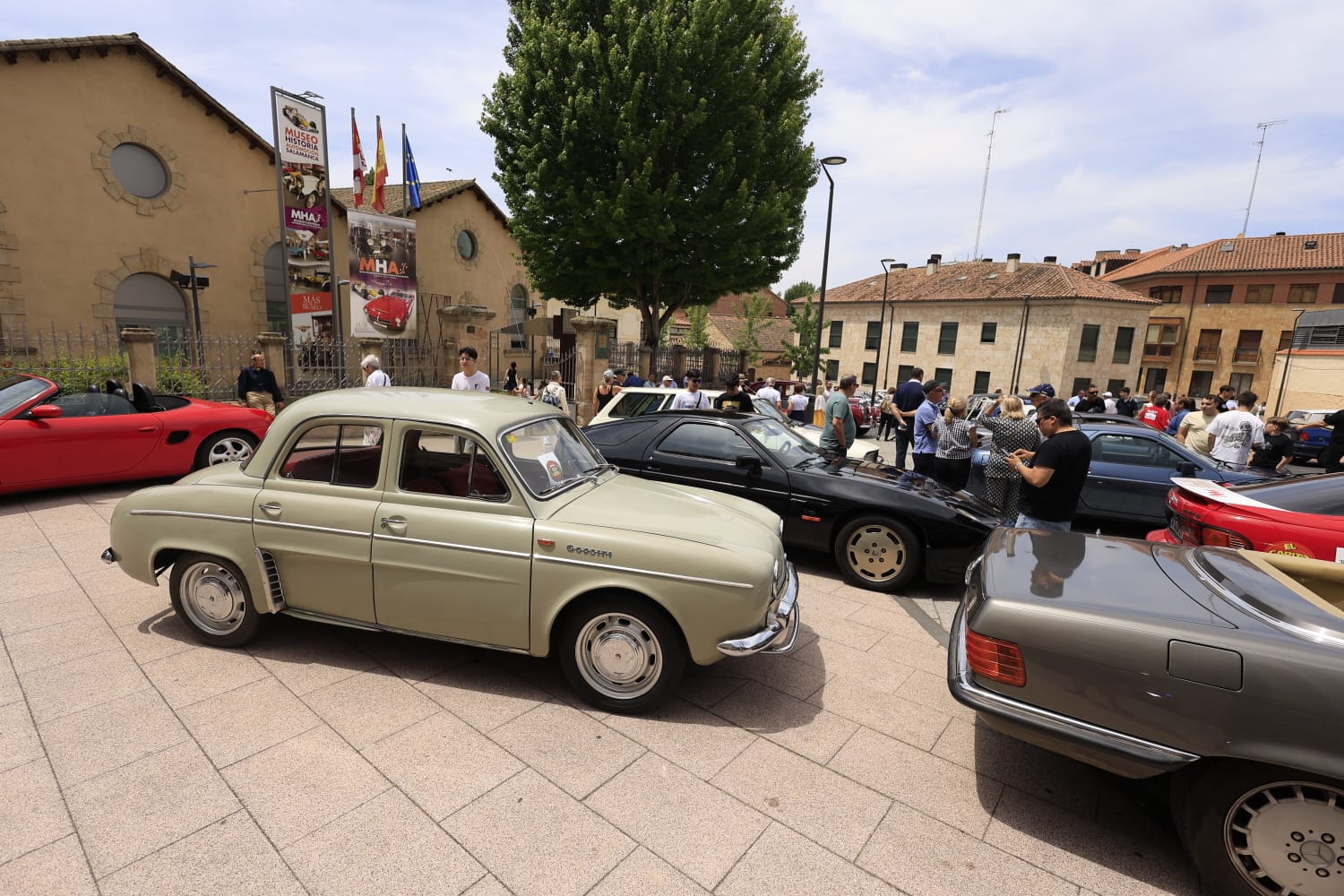 Los coches clásicos no fallan a su cita en las Fiestas de San Juan de Sahagún