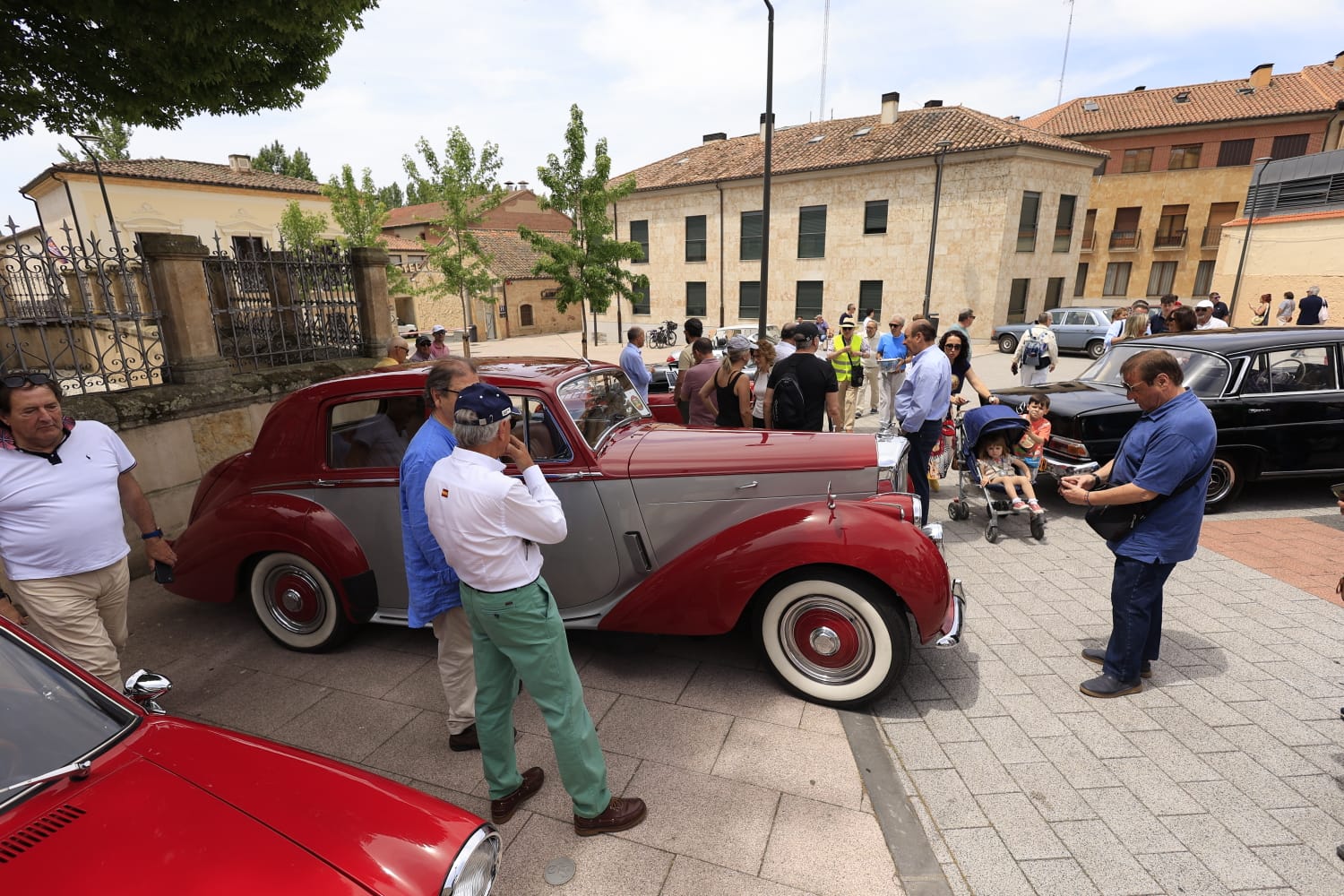 Los coches clásicos no fallan a su cita en las Fiestas de San Juan de Sahagún