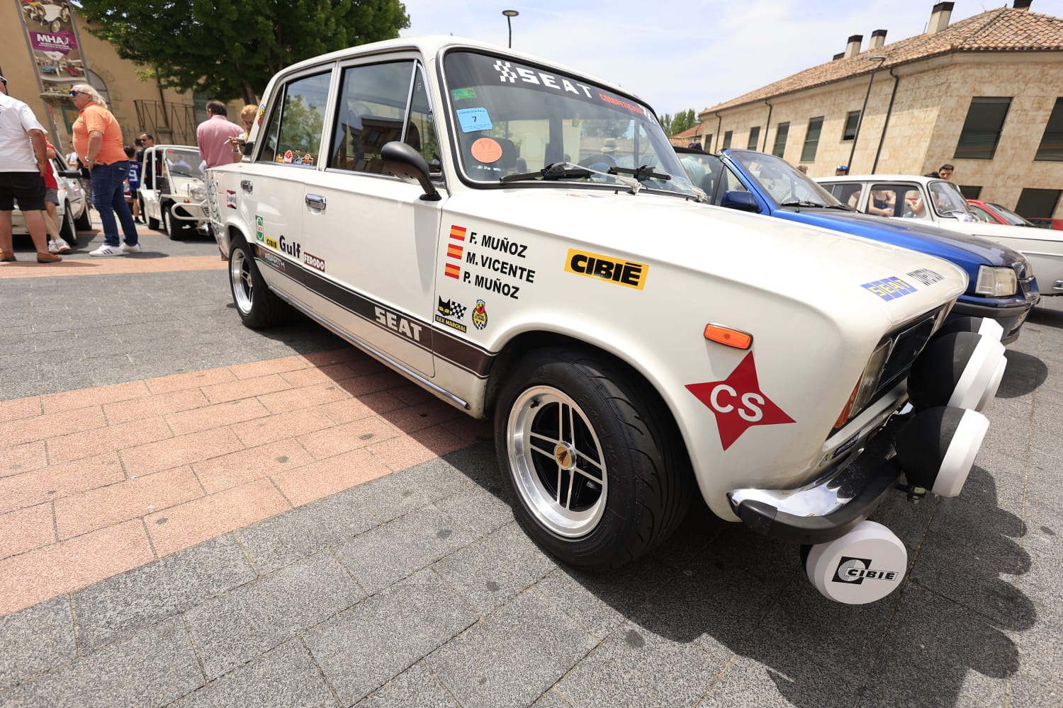 Los coches clásicos no fallan a su cita en las Fiestas de San Juan de Sahagún