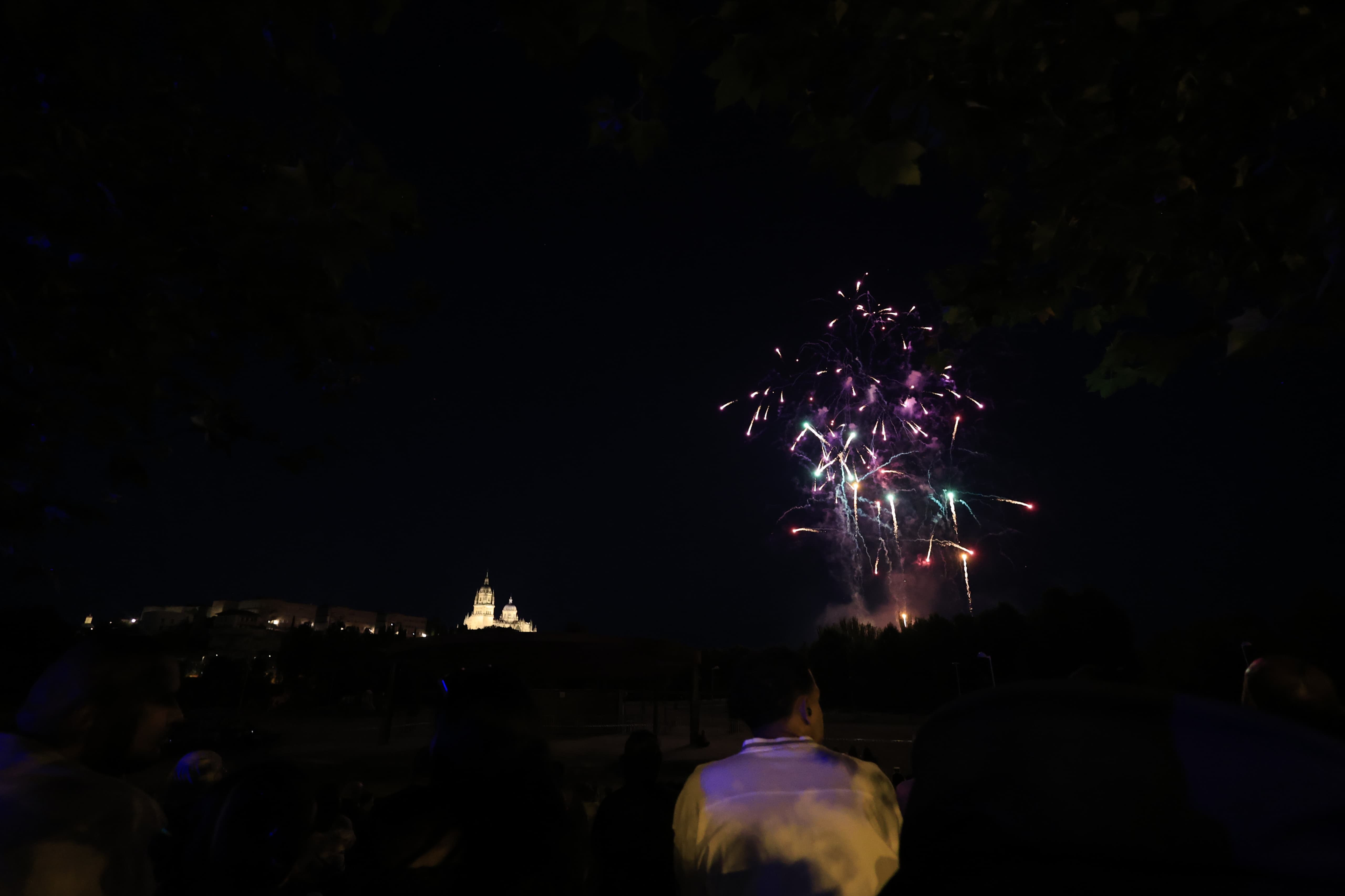 Un estallido de fuegos artificiales cierra San Juan de Sahagún en una noche mágica en Salamanca