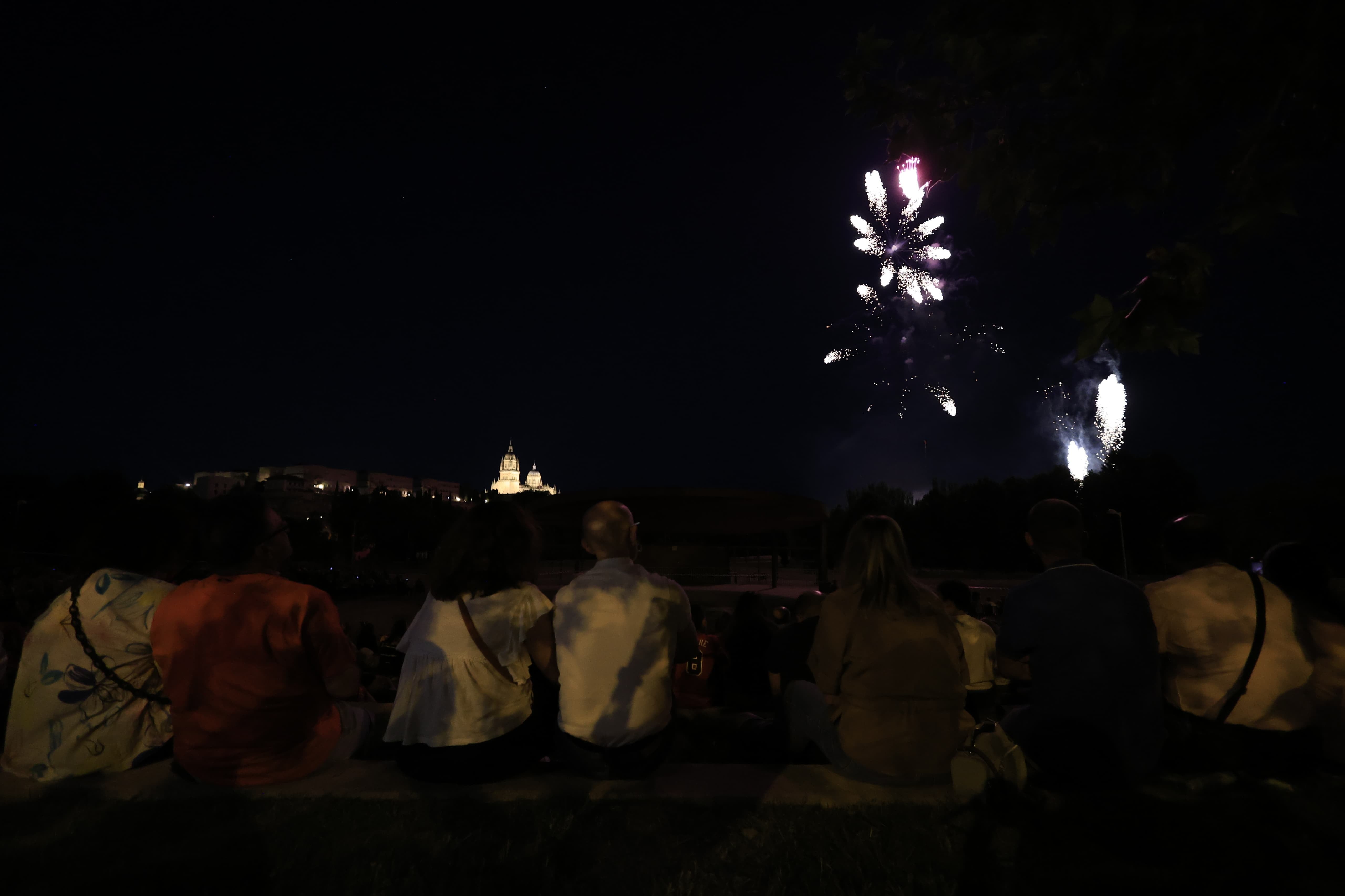 Un estallido de fuegos artificiales cierra San Juan de Sahagún en una noche mágica en Salamanca