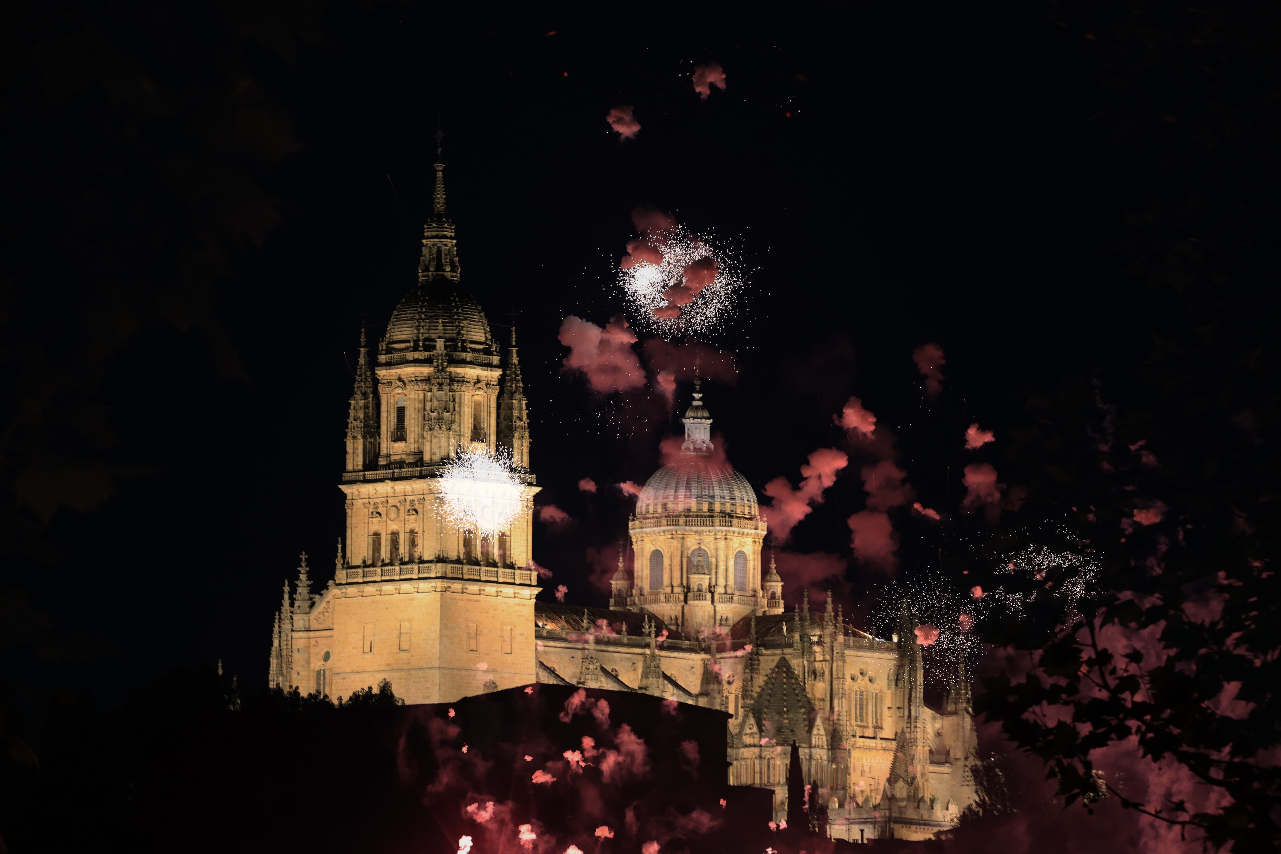 Un estallido de fuegos artificiales cierra San Juan de Sahagún en una noche mágica en Salamanca