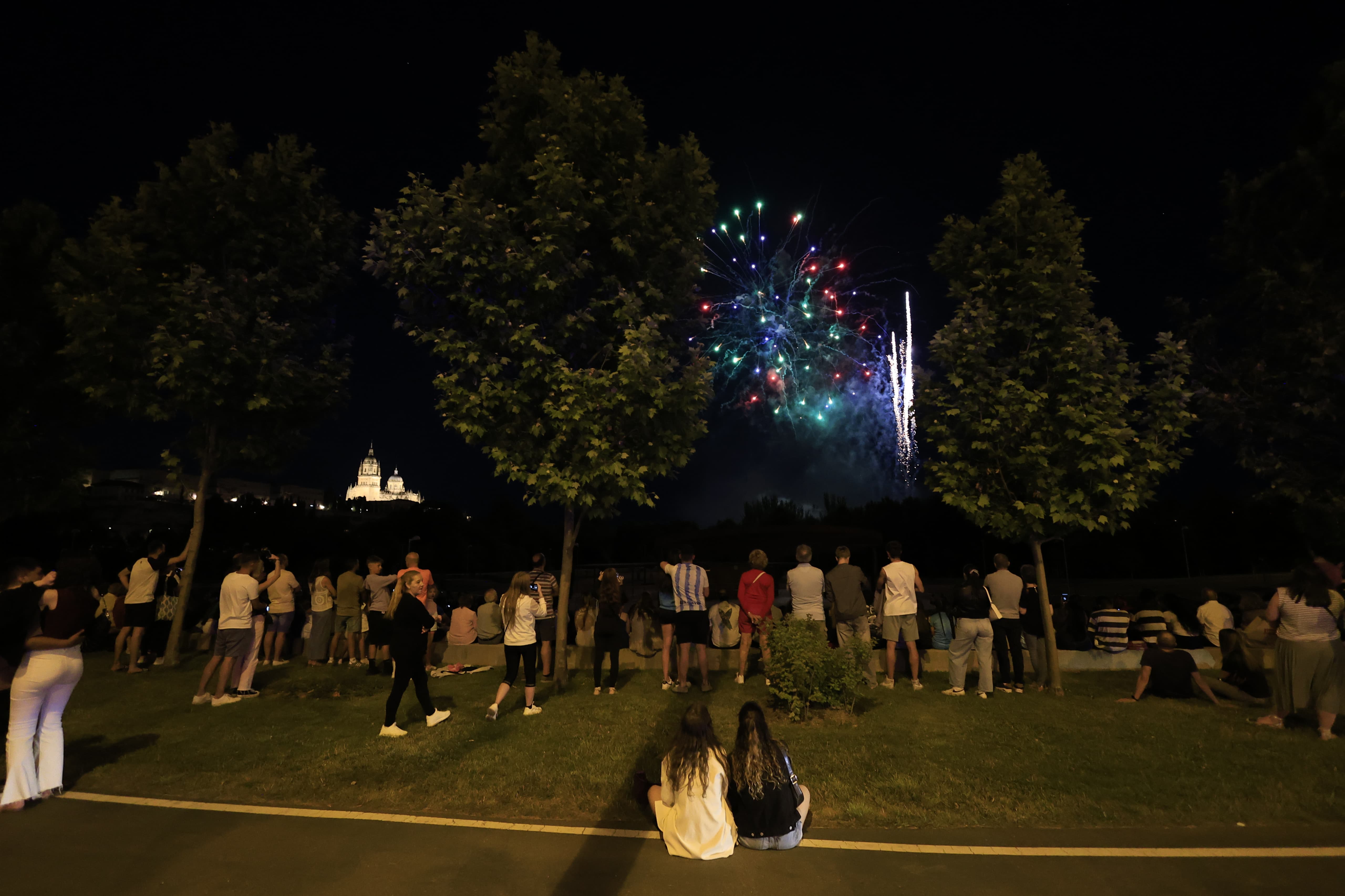 Un estallido de fuegos artificiales cierra San Juan de Sahagún en una noche mágica en Salamanca