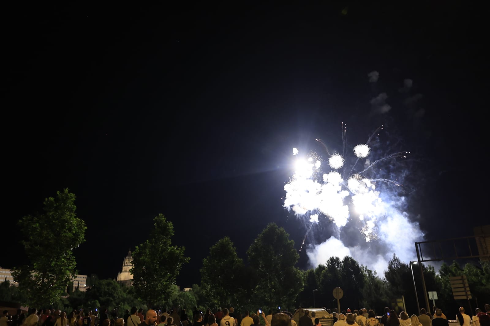 Un estallido de fuegos artificiales cierra San Juan de Sahagún en una noche mágica en Salamanca