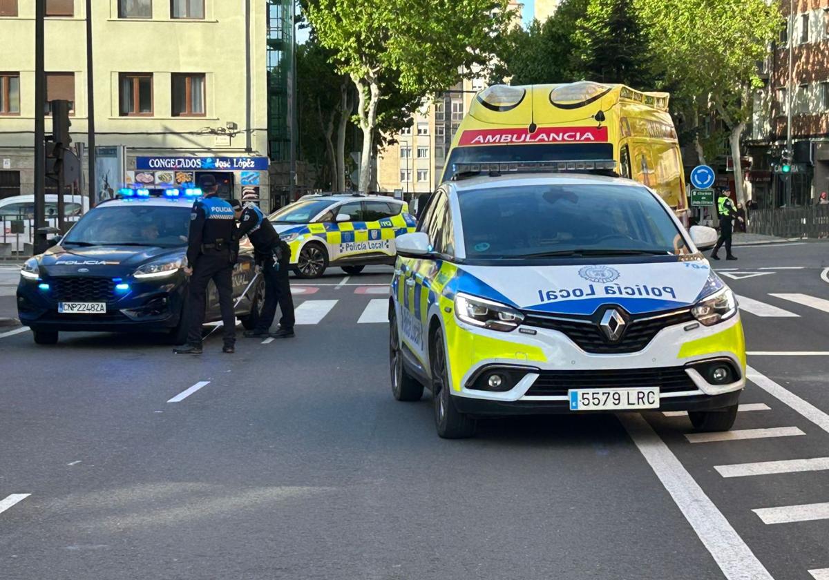 Coches patrulla de la Policía Nacional y la Policía Local.