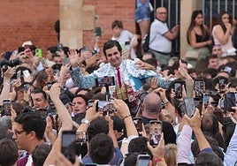 Morante de La Puebla, a hombros y rodeado de móviles