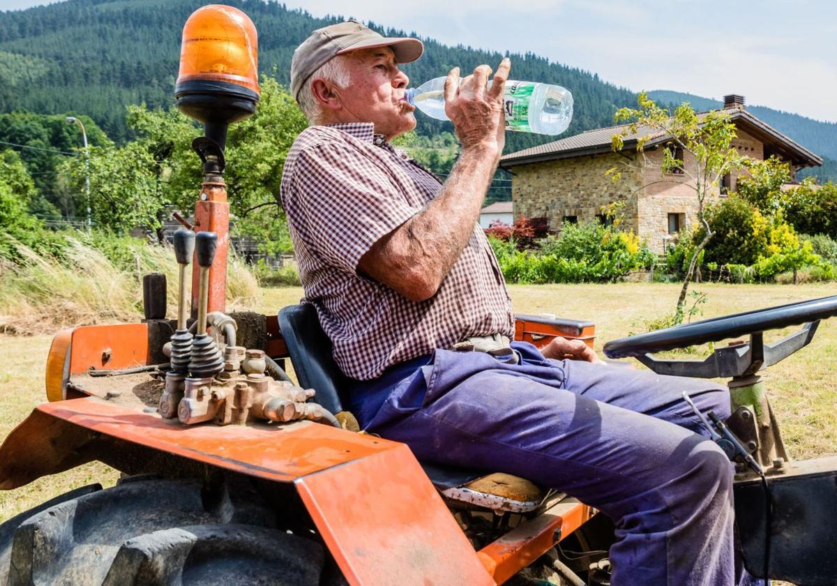 Un agricultor bebe agua en un día de calor en una imagen de archivo.