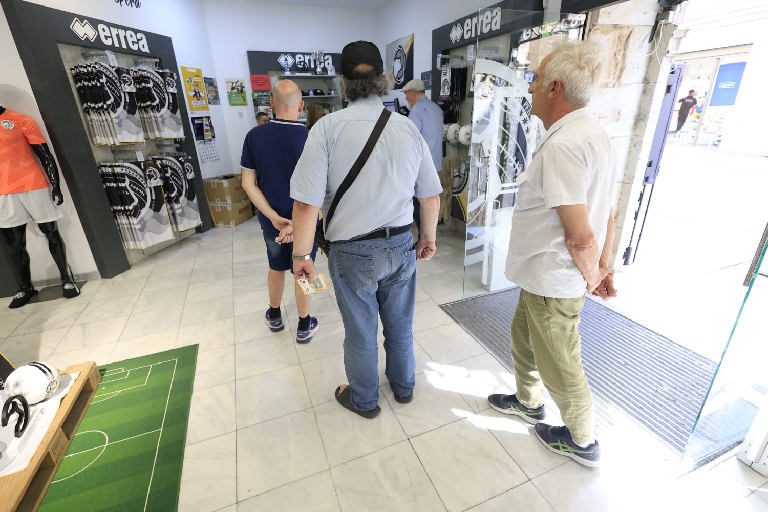 Unionistas suma 300 renovaciones irreductibles el primer día de campaña