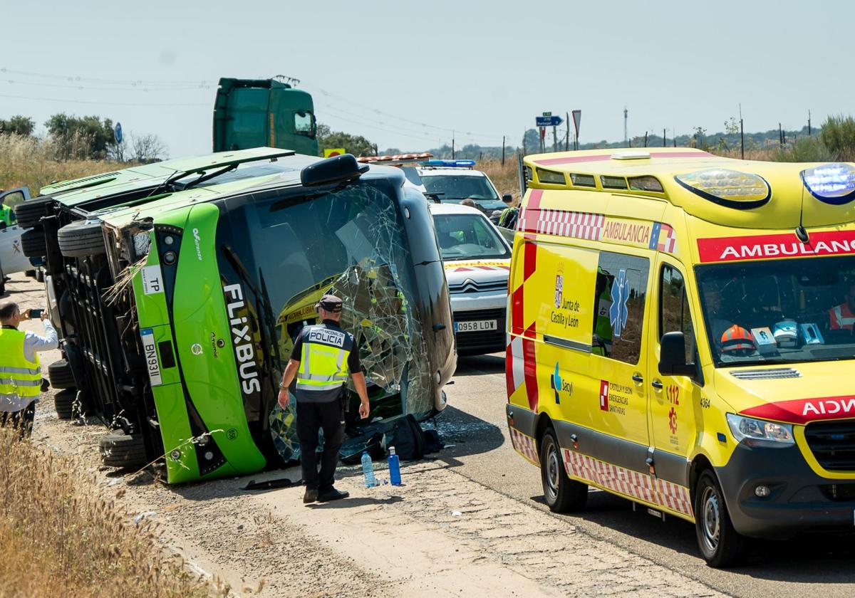 Lugar del accidente con el autobús volcado en Fuentes de Oñoro.