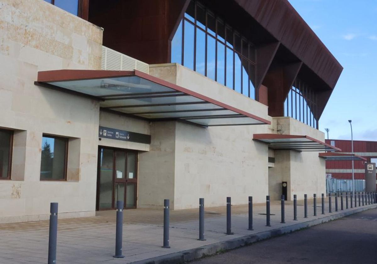 Entrada al aeropuerto de Matacán de Salamanca.