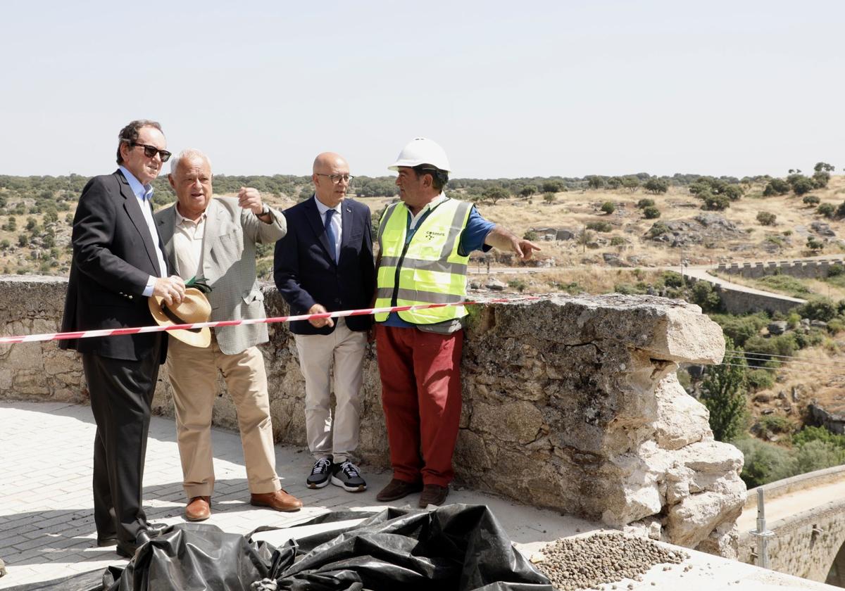 Las autoridades, en una de las zonas de la muralla que se derrumbaron.