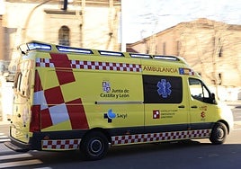 Ambulancia por las calles de Salamanca en una imagen de archivo