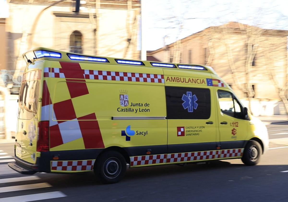 Ambulancia por las calles de Salamanca en una imagen de archivo