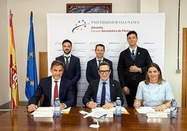 Momento de la firma del convenio.