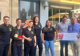 Los trabajadores del restaurante Charra Burguer