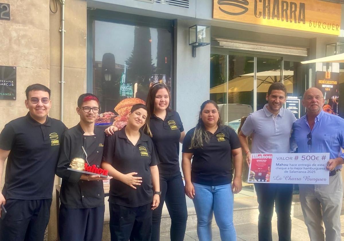 Los trabajadores del restaurante Charra Burguer