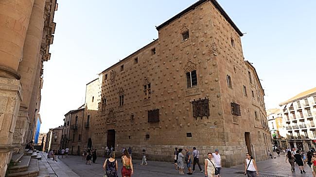 Imagem mais tarde - o palácio de Salamanca coberto com conchas que eram residências nobres, prisão universitária, museu e biblioteca