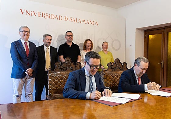Juan Manuel Corchado y Carlos Martín firman el convenio.