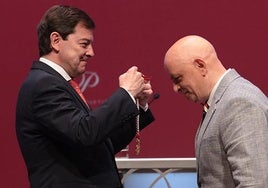 Fernández Mañueco entrega la medalla del premio a Juan Antonio González Iglesias.