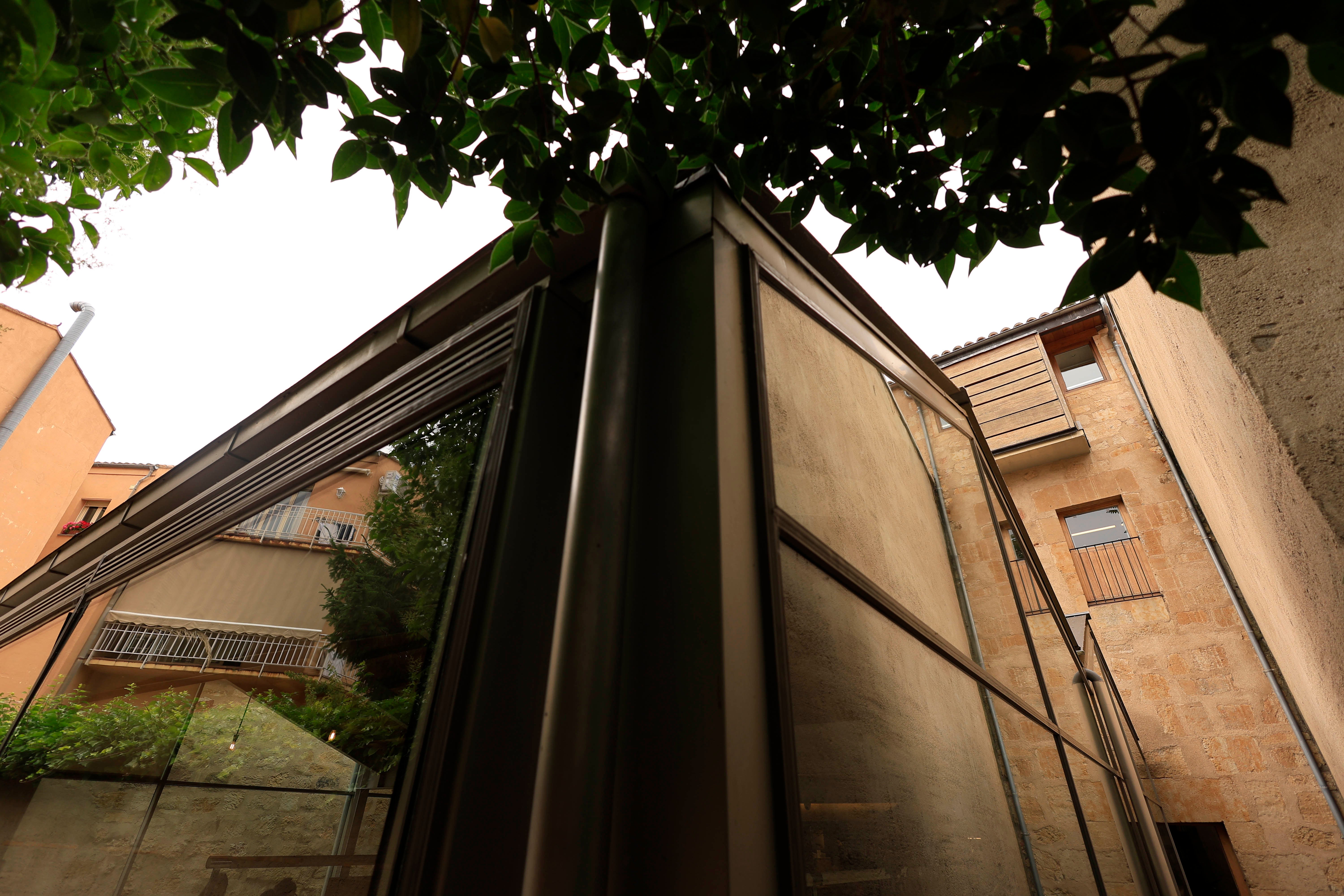 Imagem secundária 2 - O Palácio de Salamanca coberto com conchas que eram residências nobres, prisão universitária, museu e biblioteca