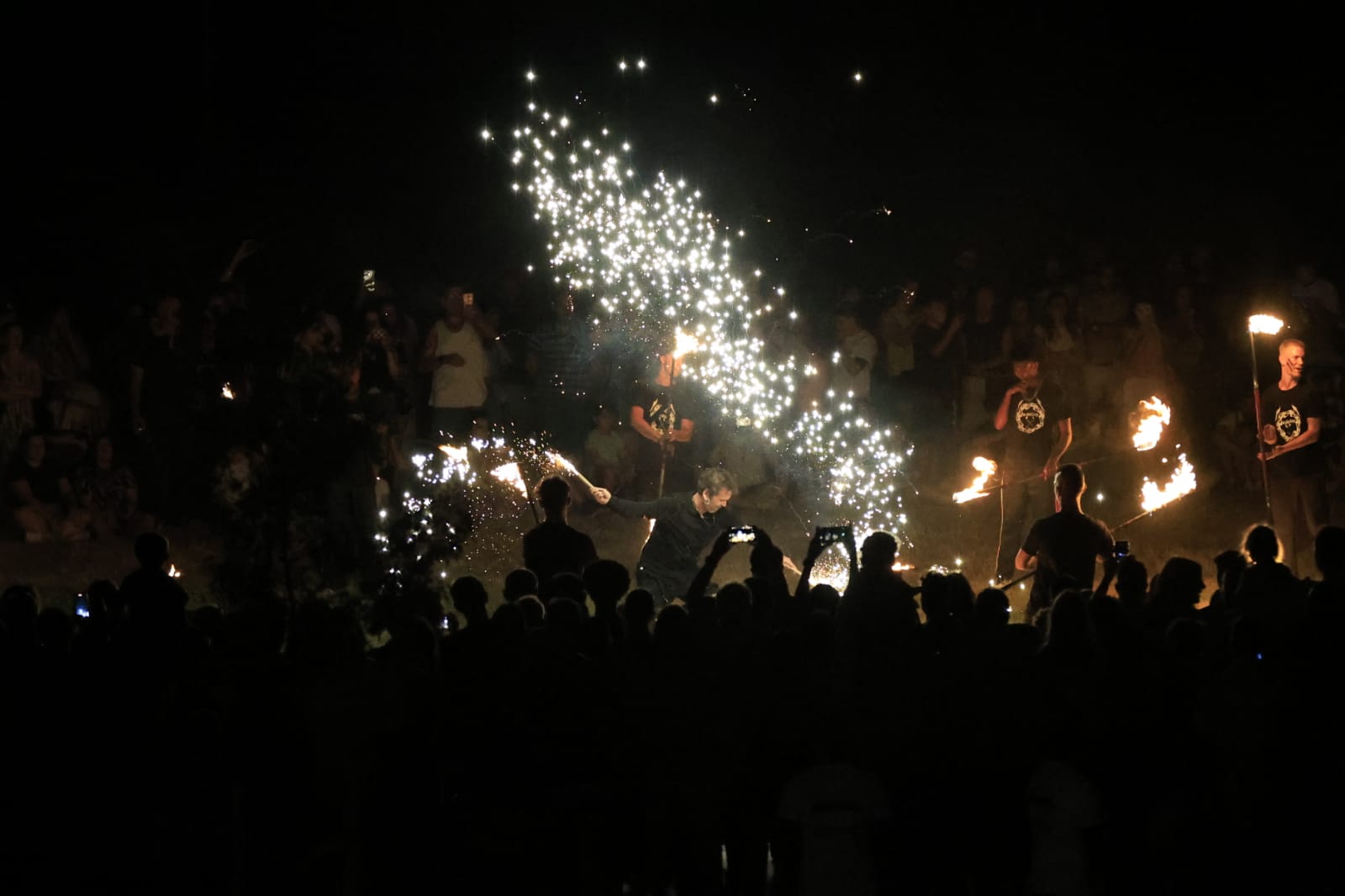 Los barcos de fuego iluminan la segunda jornada del Fácyl en Salamanca