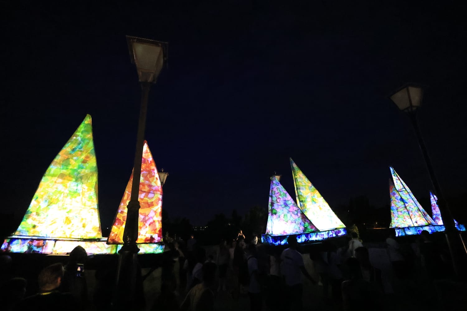 Los barcos de fuego iluminan la segunda jornada del Fácyl en Salamanca
