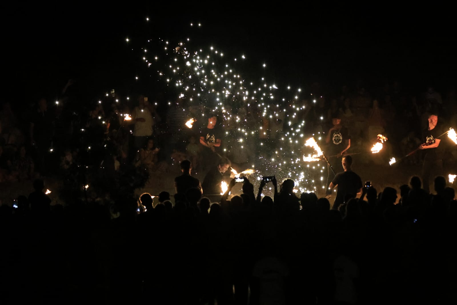 Los barcos de fuego iluminan la segunda jornada del Fácyl en Salamanca