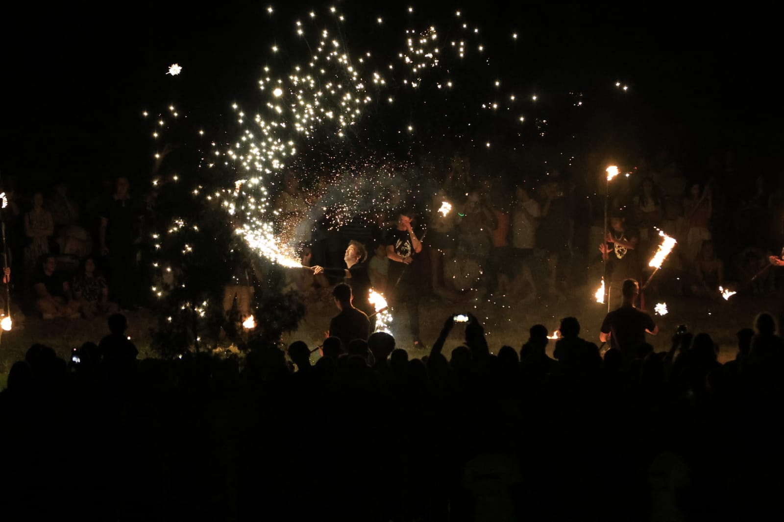 Los barcos de fuego iluminan la segunda jornada del Fácyl en Salamanca