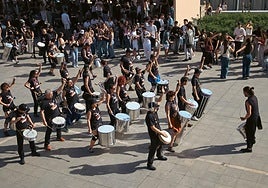 La batucada Blocco Charro durante el Lunes de Aguas.