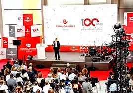Lluís Labairu, director general de Transgourmet Ibérica, dirigiéndose a los presentes en el acto conmemorativo por el centenario de la empresa.