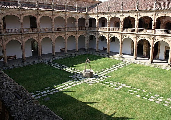 Claustro del Colegio Arzobispo Fonseca.