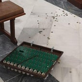 Imagen de archivo de un lampadario roto.