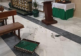 Imagen de archivo de un lampadario roto.