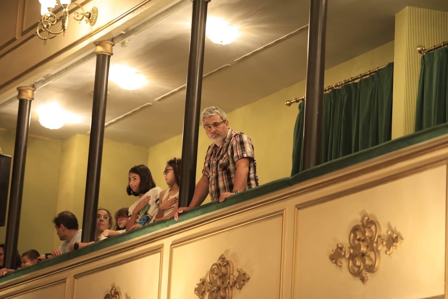 Ítaca revoluciona la Plaza Mayor en una nueva jornada del XX Fácyl en Salamanca con música, teatro, humor y espectáculos
