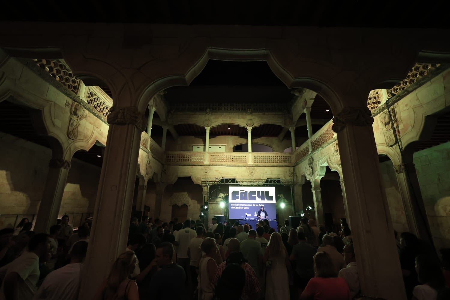 Ítaca revoluciona la Plaza Mayor en una nueva jornada del XX Fácyl en Salamanca con música, teatro, humor y espectáculos