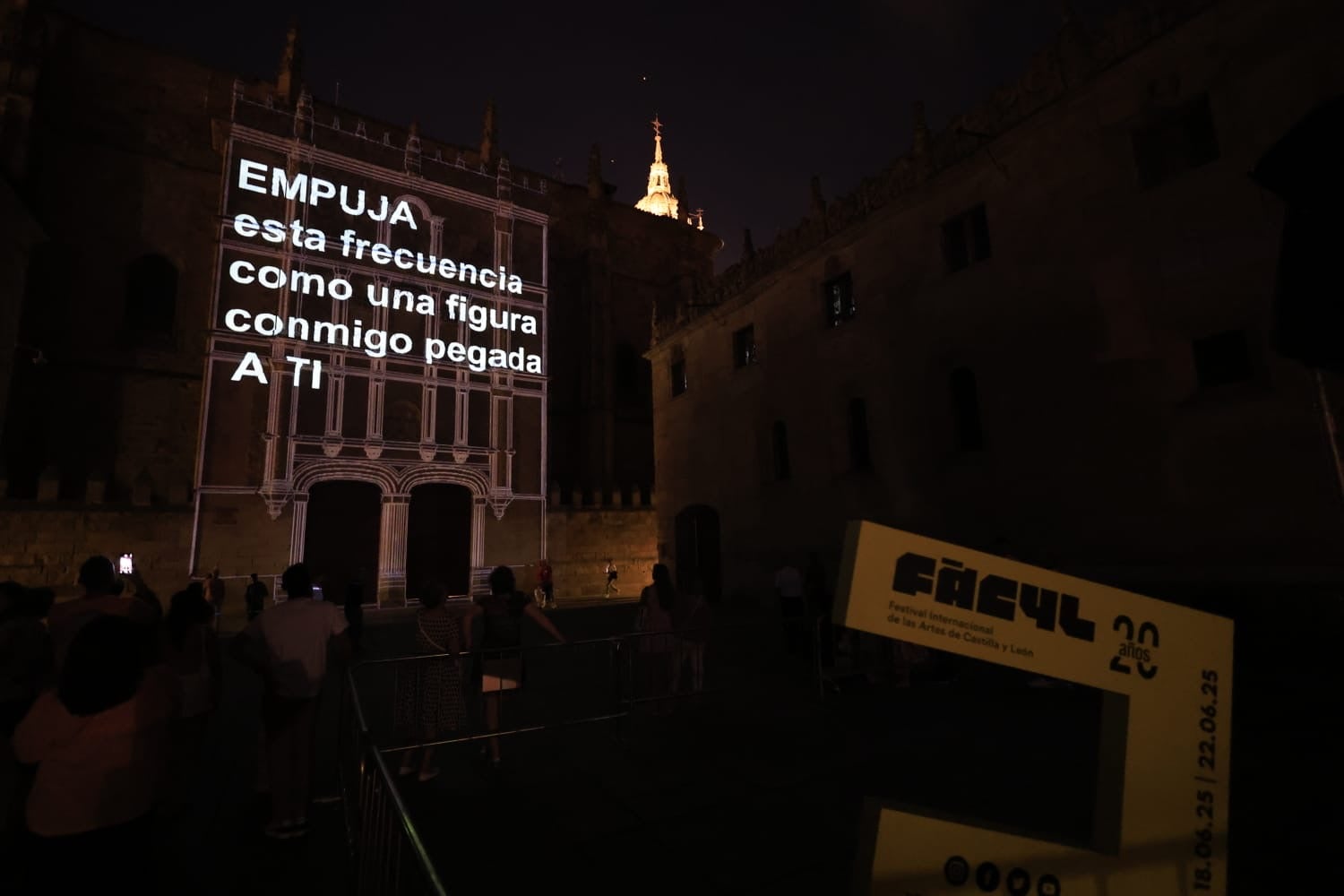 Ítaca revoluciona la Plaza Mayor en una nueva jornada del XX Fácyl en Salamanca con música, teatro, humor y espectáculos